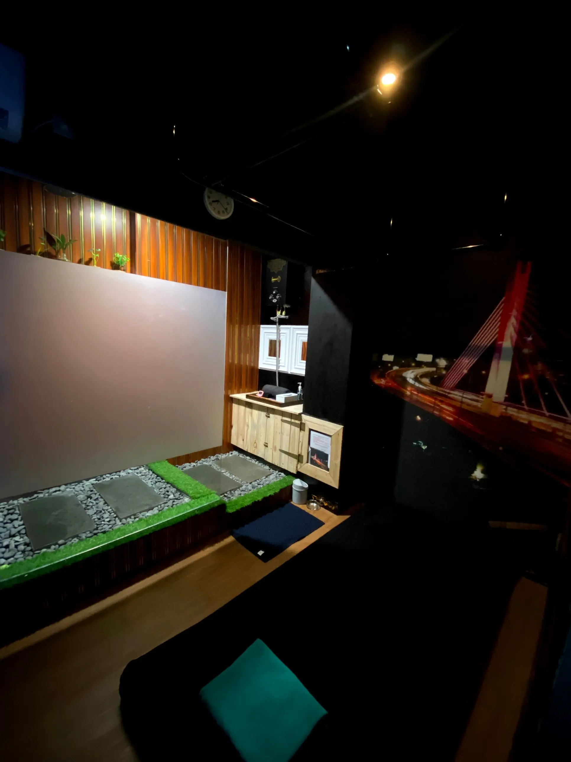 Executive Room dengan shower pribadi, rak batu, dan lampu temaram