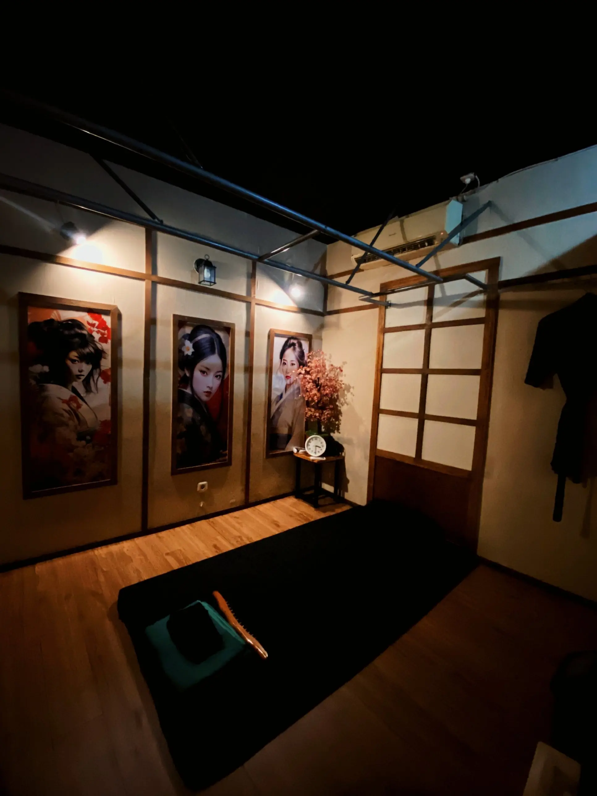 Japanese Room bernuansa Jepang dengan pintu shoji dan lukisan kimono